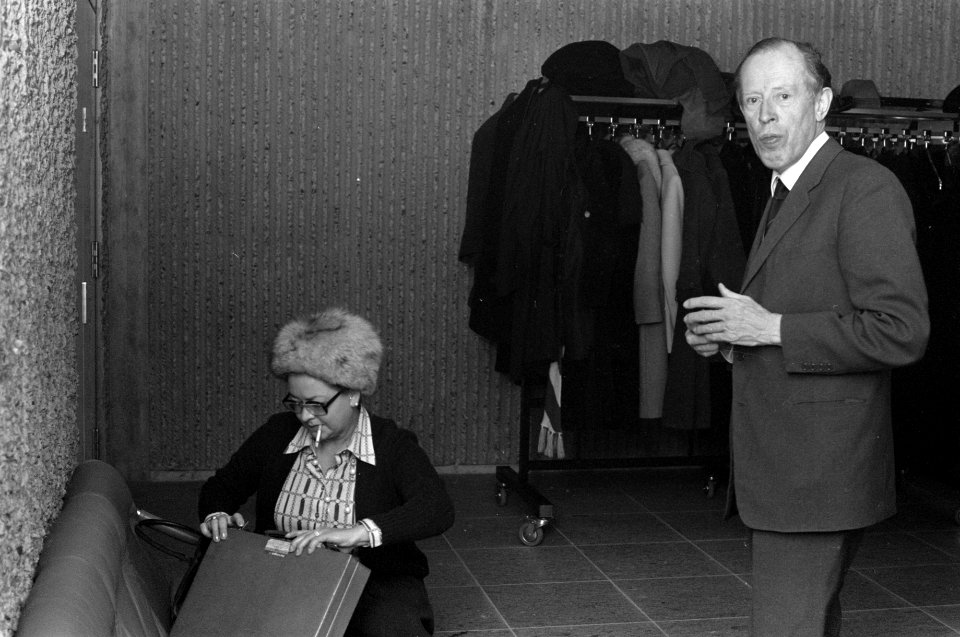 Mentenproces in Amsterdam mevrouw Menten (l) en verdedig Van Heyningen, Bestanddeelnr 929-4631