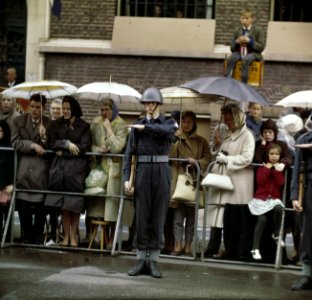 Mensen wachten in de regen op de stoet, Bestanddeelnr 254-7047