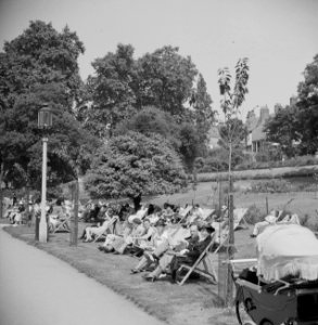 Mensen verblijven op hun vrije dag langs de oevers van de Theems in de Londense , Bestanddeelnr 191-0621