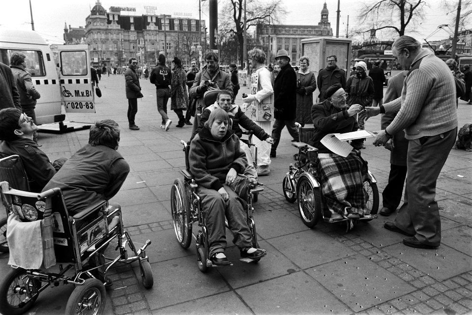 Mensen in rolstoel op het Stationsplein, Bestanddeelnr 932-5064