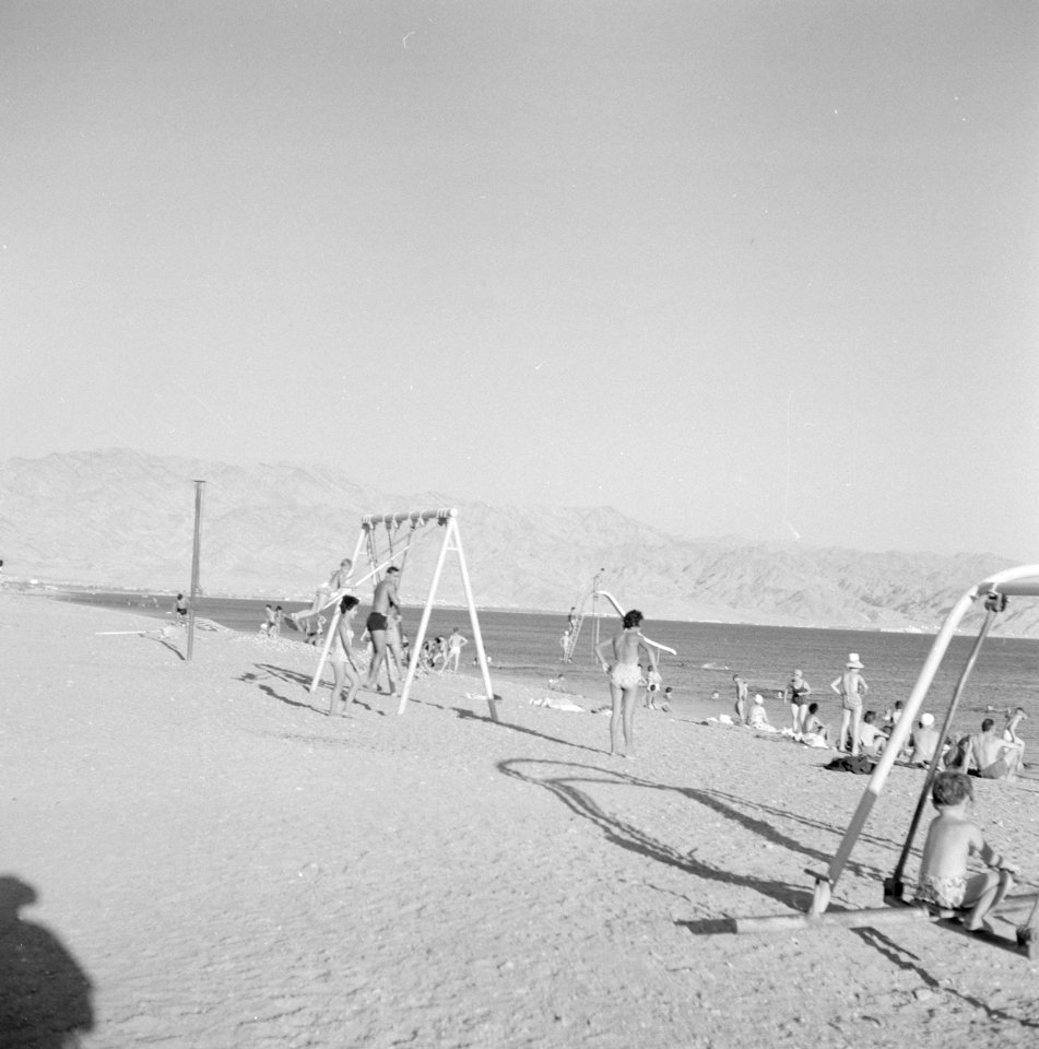Mensen op het strand bij Eilat met zicht op de Golf van Akaba en het aangrenzend, Bestanddeelnr 255-3594 photo