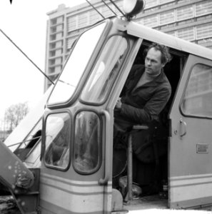 Mensen werkzaam aan de Rotterdamse metro, C Persons (Kinderdijk) dragline-machi, Bestanddeelnr 912-0796