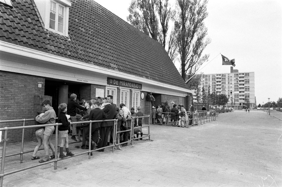 Mensen wachten voor het De Mirandabad, Bestanddeelnr 919-1533