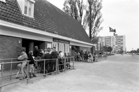 Mensen wachten voor het De Mirandabad, Bestanddeelnr 919-1533