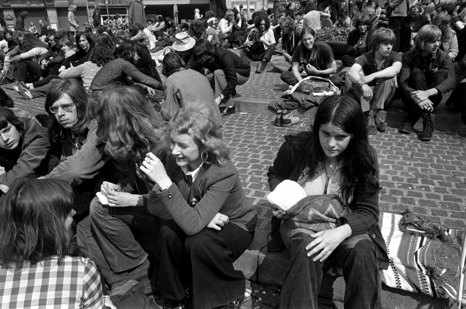Mensen op de trappen van het monument op de Dam, Bestanddeelnr 925-5717