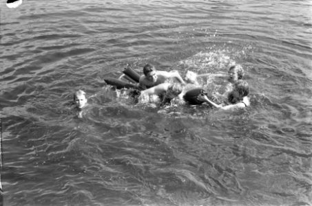 Mensen op een luchtbed in het water, Bestanddeelnr 920-4558
