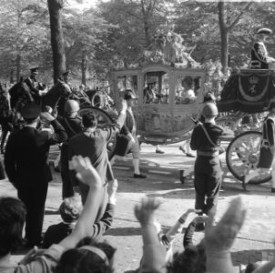 Mensen zwaaiend naar de Gouden Koets op weg naar de Ridderzaal, Bestanddeelnr 919-5759