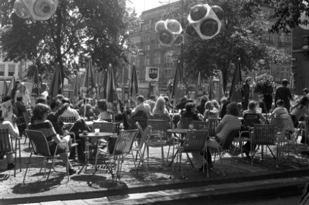 Mensen op terras op Leidseplein, Amsterdam, Bestanddeelnr 925-7286