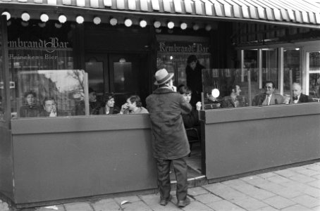 Mensen op het Rembrandtplein te Amsterdam, Bestanddeelnr 924-3792