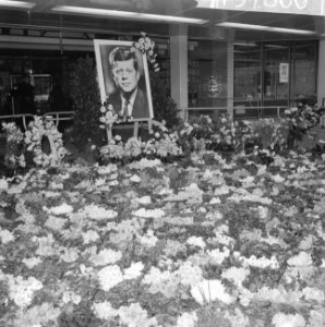 Mensen leggen bloemen bij RAI-gebouw voor de overleden president Kennedy, Bestanddeelnr 915-7800