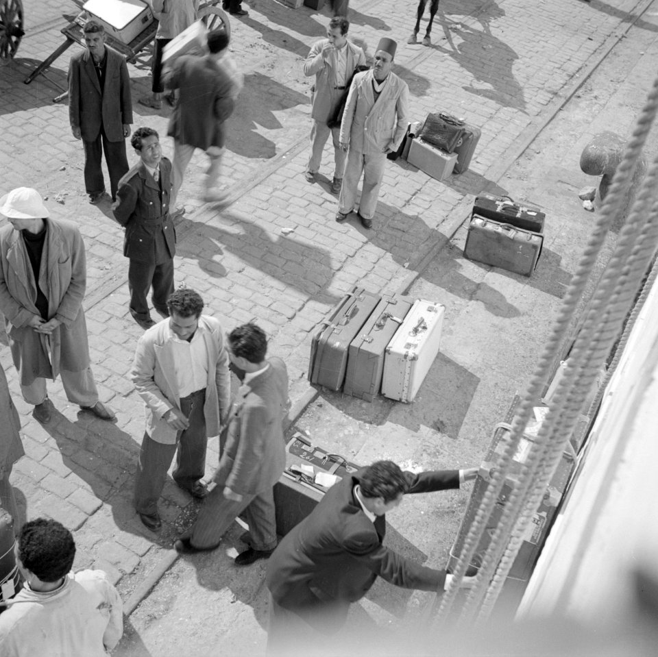 Mensen op de kade in de haven van Alexandrië, Bestanddeelnr 255-6586