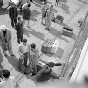 Mensen op de kade in de haven van Alexandrië, Bestanddeelnr 255-6586