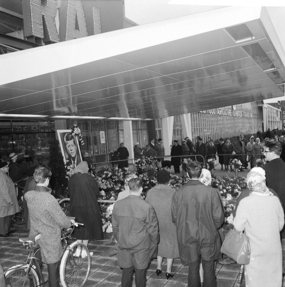 Mensen leggen bloemen bij RAI-gebouw voor de overleden president Kennedy, Bestanddeelnr 915-7801