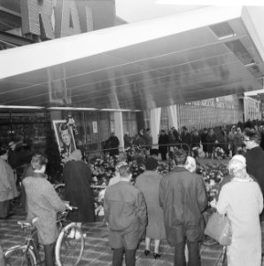 Mensen leggen bloemen bij RAI-gebouw voor de overleden president Kennedy, Bestanddeelnr 915-7801