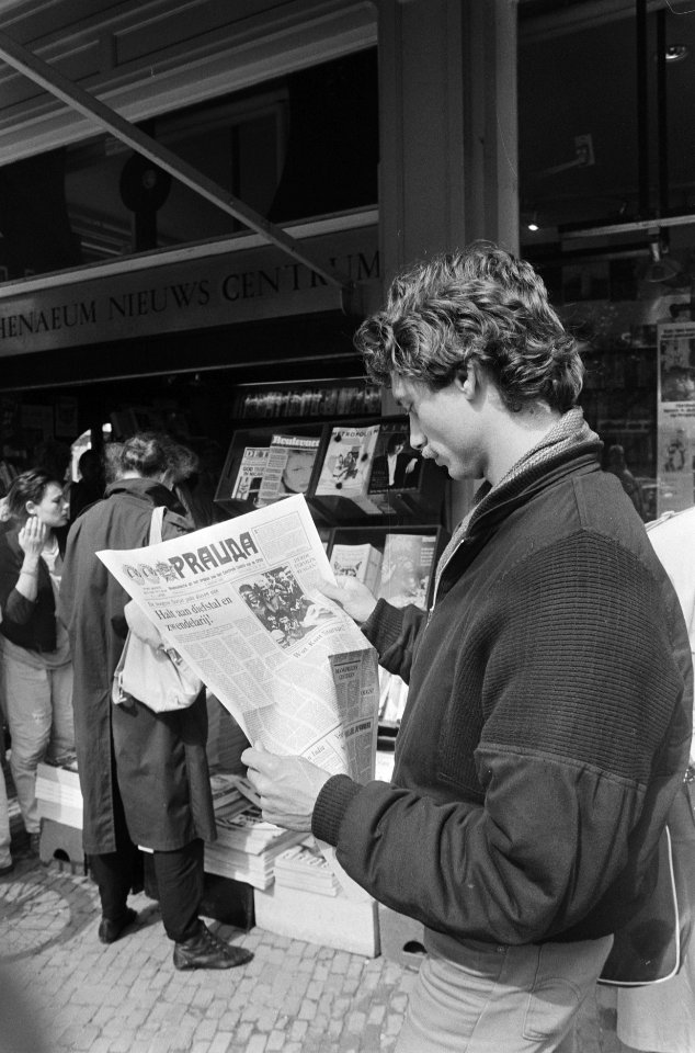 Mensen lezen op Spui te Amsterdam Pravda, die in Nederland vertaald wekelijks ui, Bestanddeelnr 933-7481