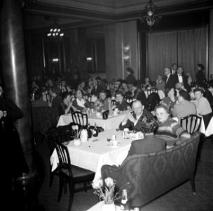 Mensen zitten te eten in restaurant Wivex waar een autoshow wordt gehouden, Bestanddeelnr 252-9167
