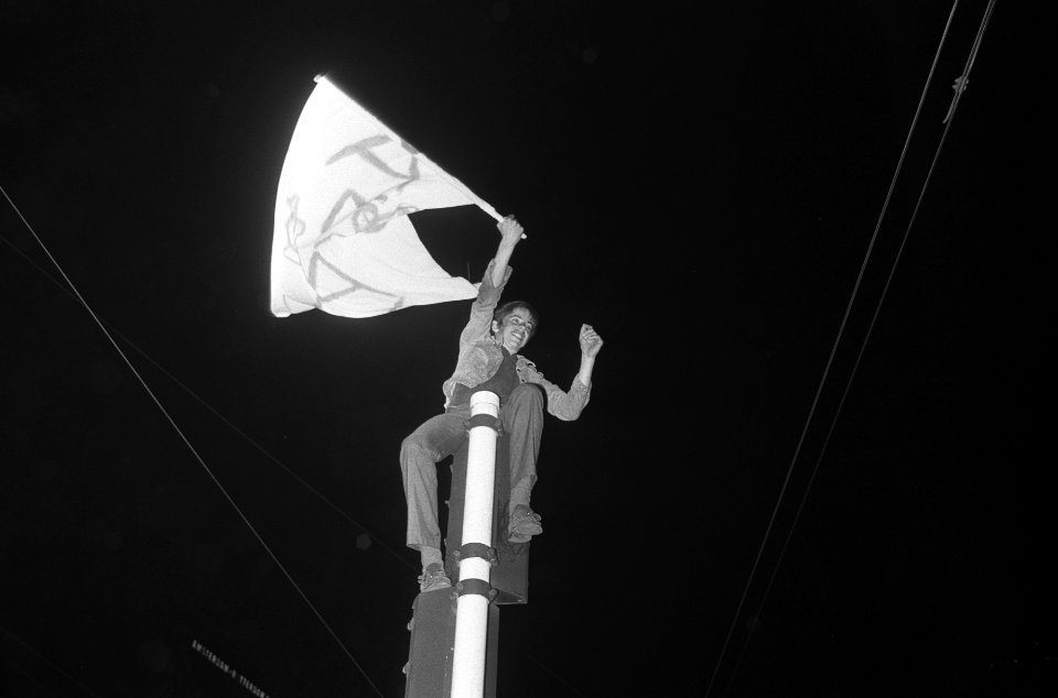 Mensen zijn in een mast geklommen, Bestanddeelnr 924-6117