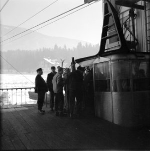 Mensen met ski's bij een gondel van de kabelbaan naar de Patscherkofel, Bestanddeelnr 254-4344 photo