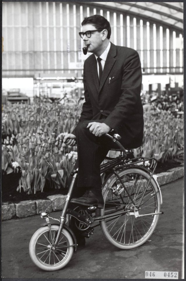 Mensen op fietsen met name vouwfietsen. Man met vouwfiets, Bestanddeelnr 046-0452