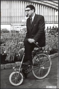 Mensen op fietsen met name vouwfietsen. Man met vouwfiets, Bestanddeelnr 046-0452