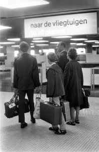 Mensen op Schiphol wachtend op vliegtuig, Bestanddeelnr 921-4734