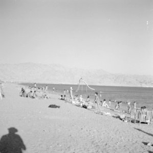 Mensen op het strand bij Eilat met zicht op de Golf van Akaba en het aangrenzend, Bestanddeelnr 255-3593