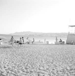 Mensen op het strand bij Eilat met zicht op de Golf van Akaba en de haven van Ei, Bestanddeelnr 255-3596