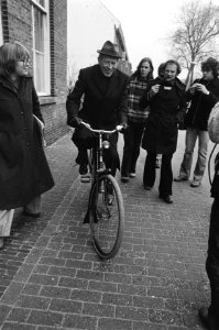 Menten vrijgelaten Mentens advocaat Van Heijningen arriveert op de fiets, Bestanddeelnr 930-0279