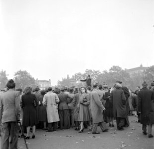 Mensen luisteren naar een spreker bij de Speakers' Corner in het Hyde Park, Bestanddeelnr 254-1984