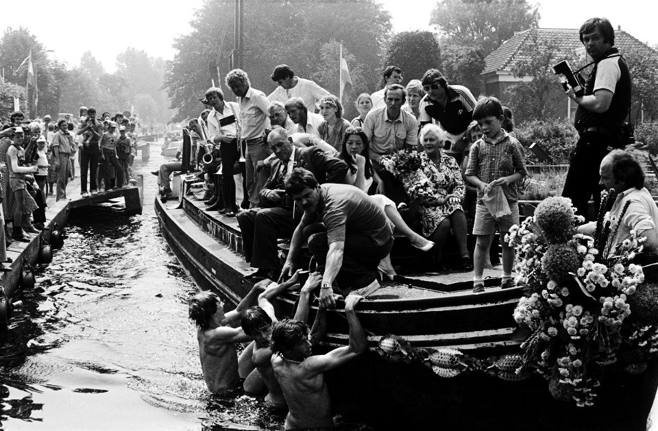 Mensen zwemmen naar de boot waarop Zoetemelk zit, Bestanddeelnr 930-9401