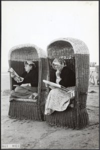 Mensen in strandstoelen, evenals 043-0425, Bestanddeelnr 043-0423