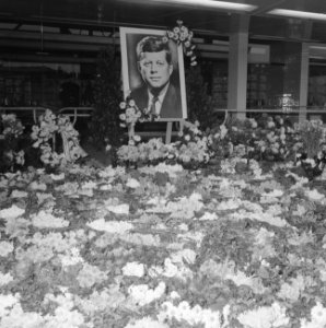 Mensen leggen bloemen bij RAI-gebouw voor de overleden president Kennedy, Bestanddeelnr 915-7802