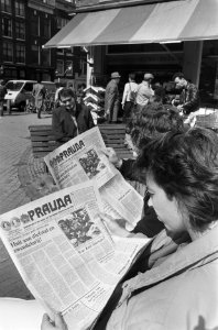 Mensen lezen op Spui te Amsterdam Pravda, die in Nederland vertaald wekelijks ui, Bestanddeelnr 933-7480
