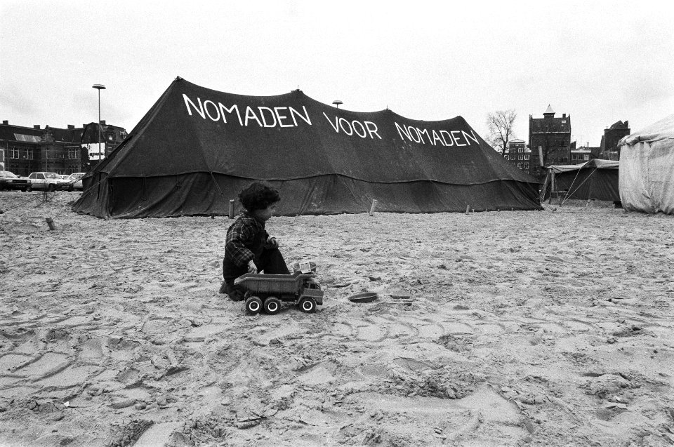 Mensen in tenten op het Waterlooplein onder motto Nomaden voor Nomaden, Bestanddeelnr 930-7639
