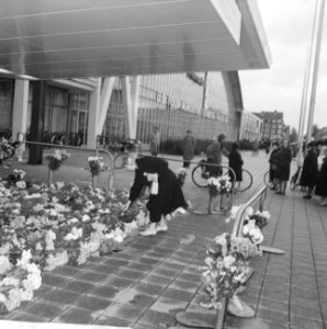 Mensen leggen bloemen bij RAI-gebouw voor de overleden president Kennedy, Bestanddeelnr 915-7799