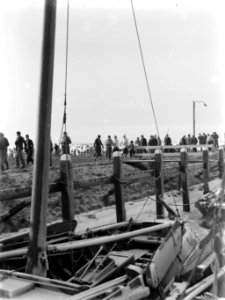 Mensen op een dijk in Marken met op de voorgrond schepen aangemeerd in de haven , Bestanddeelnr 189-1065