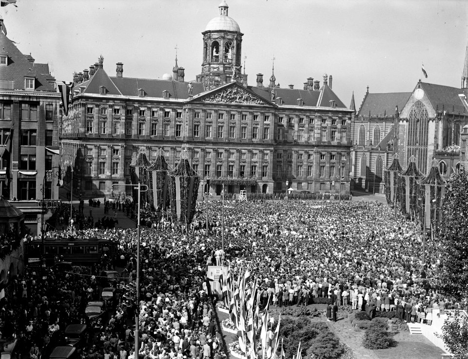 Mensenmassa op De Dam, tijdens een Aubade door 19000 zangers, zangeressen en sch, Bestanddeelnr 900-0034