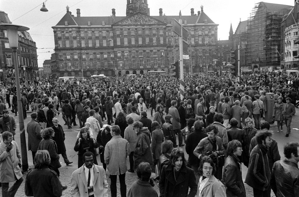 Mensenmassa op de Dam op achtergrond het Paleis, Bestanddeelnr 923-4825
