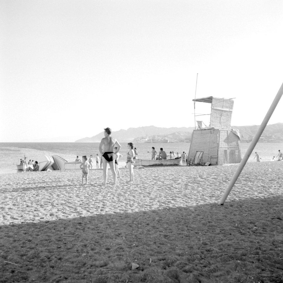 Mensen op het strand bij Eilat met zicht op de Golf van Akaba en de haven van Ei, Bestanddeelnr 255-3597