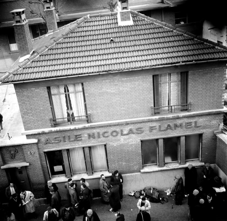Mensen op straat voor de nachtopvang, het 'Asile Nicolas Flamel', Bestanddeelnr 254-0011