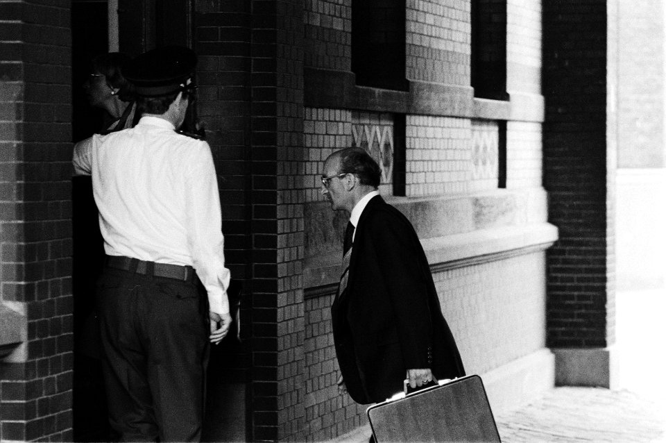 Menten proces in Rotterdam (requisitoir) aankomst Officier van Justitie mr Mei, Bestanddeelnr 930-8772