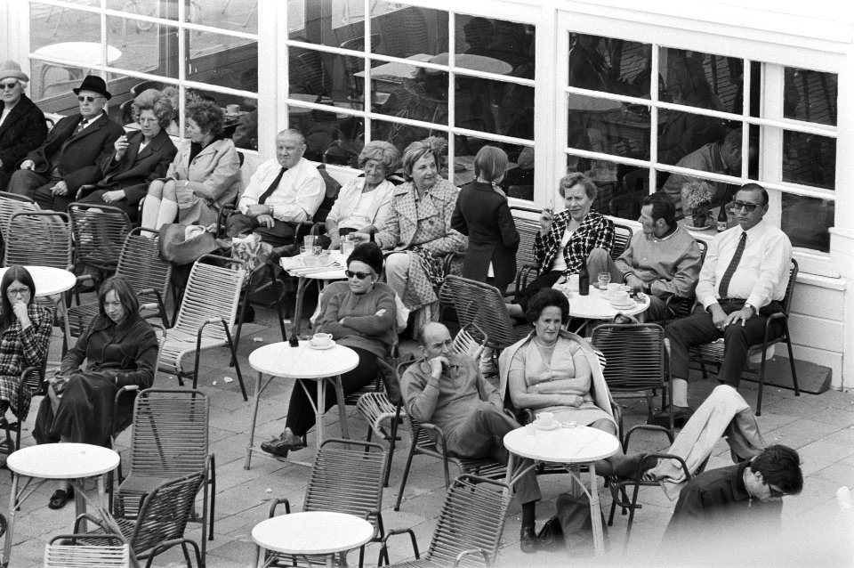 Mensen op een terras, Bestanddeelnr 924-4463