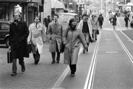 Mensen lopen over de tramrails in de Leidsestraat in Amsterdam tijdens een staki, Bestanddeelnr 932-7543