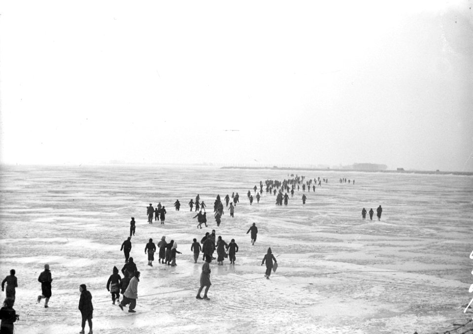 Mensen op het ijs van het IJsselmeer bij Hoorn, Bestanddeelnr 902-0360