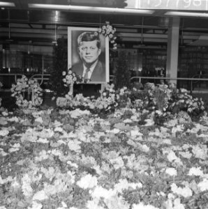 Mensen leggen bloemen bij RAI-gebouw voor de overleden president Kennedy, Bestanddeelnr 915-7798
