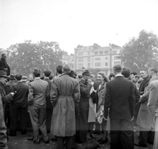 Mensen luisteren naar een spreker bij de Speakers' Corner in het Hyde Park, Bestanddeelnr 254-1982