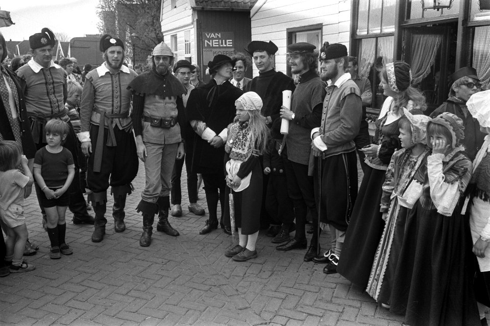 Mensen in oude klederdracht, Bestanddeelnr 925-5836