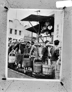 Mensen met houten wateremmers in de rij, China ongeveer 1945, Bestanddeelnr 924-9974