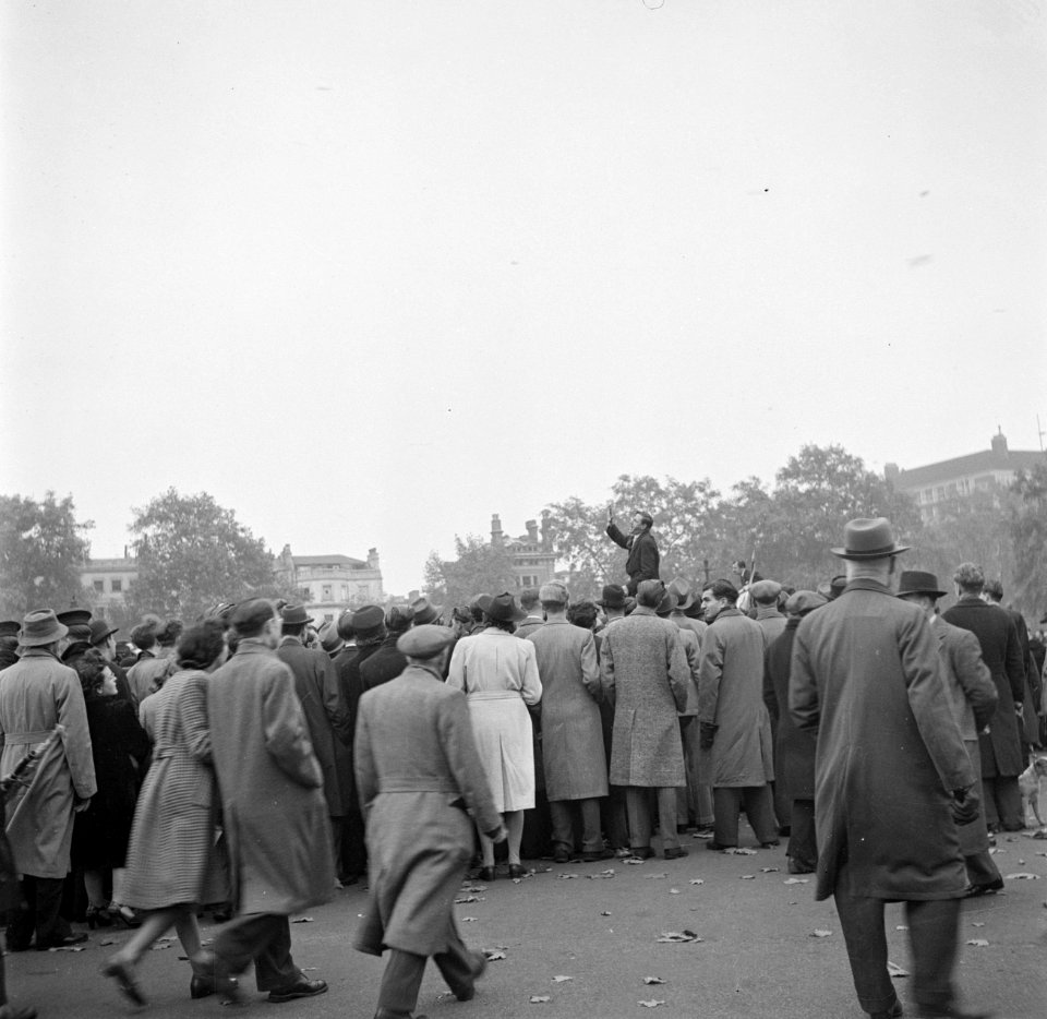 Mensen luisteren naar een spreker bij de Speakers' Corner in het Hyde Park, Bestanddeelnr 254-1985