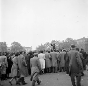 Mensen luisteren naar een spreker bij de Speakers' Corner in het Hyde Park, Bestanddeelnr 254-1985